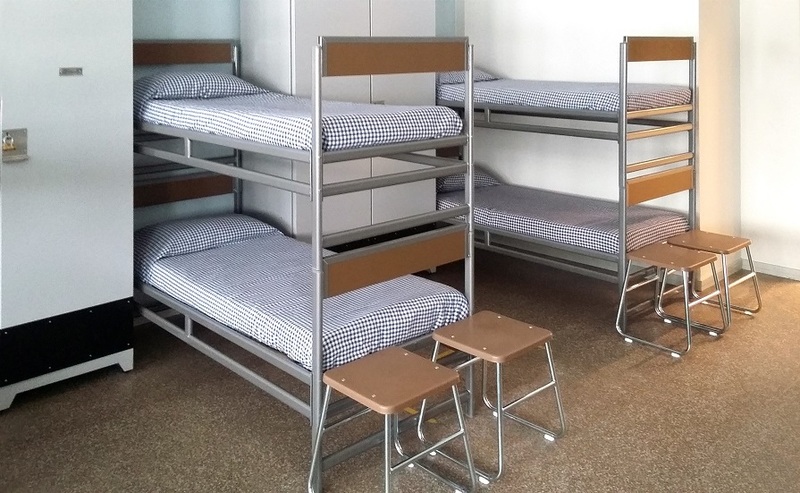 Divstāvu metāla gultas izmitināšanas telpām