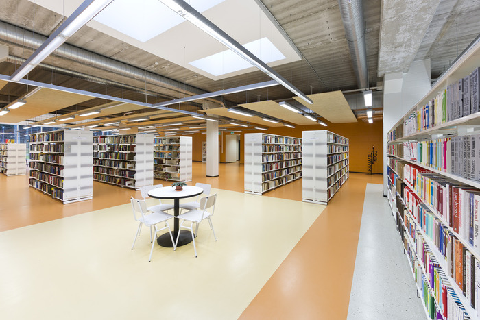 Bibliotēkas mēbeles plaukti